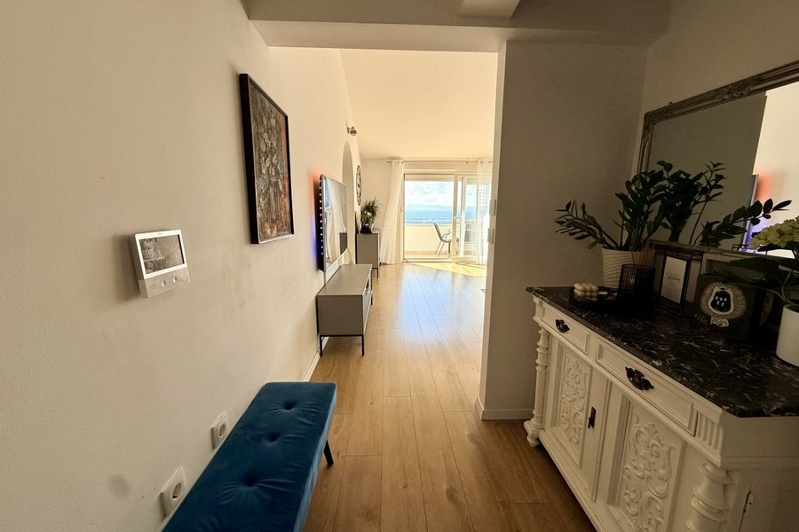 Flur mit Blick Richtung Wohnbereich und Balkon
