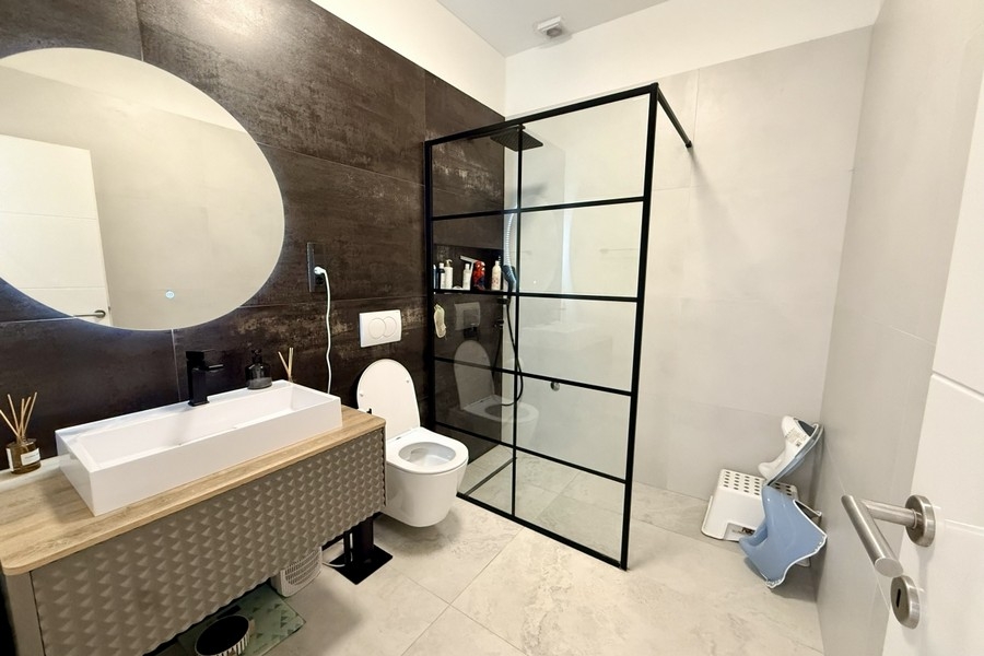 Badezimmer mit stilvoller Ausstattung und Glasduschkabine
