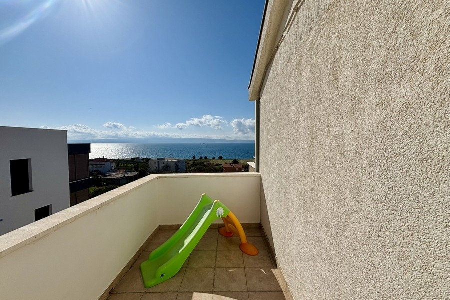 Balkon mit freiem Meerblick und Sonneneinstrahlung