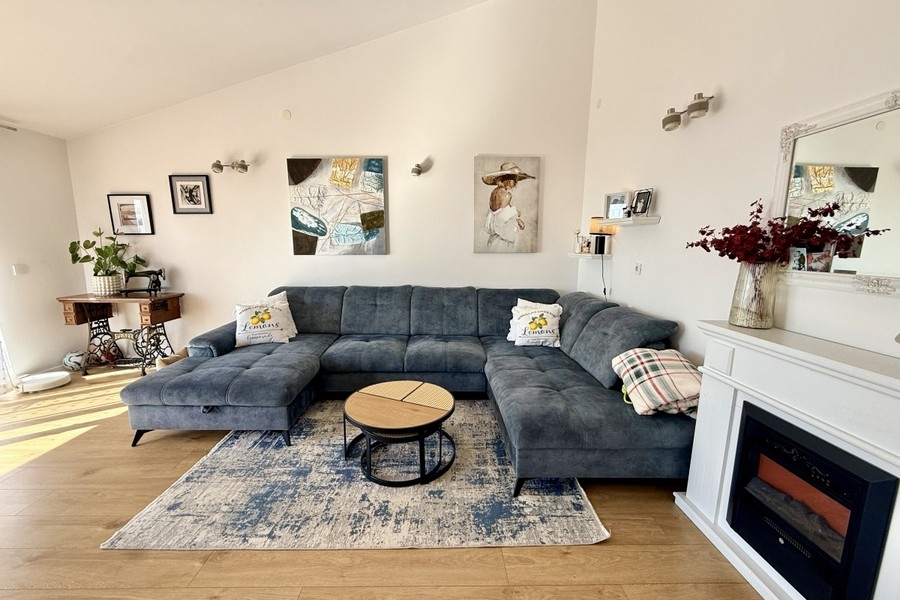 Helles Wohnzimmer mit großer Couch und modernem Ambiente