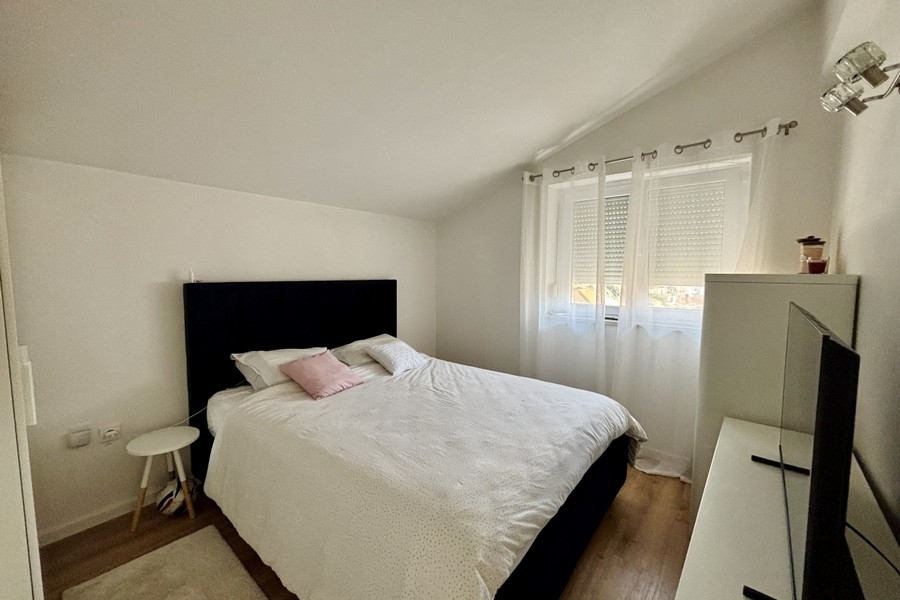 Schlafzimmer mit Doppelbett und ruhiger Atmosphäre