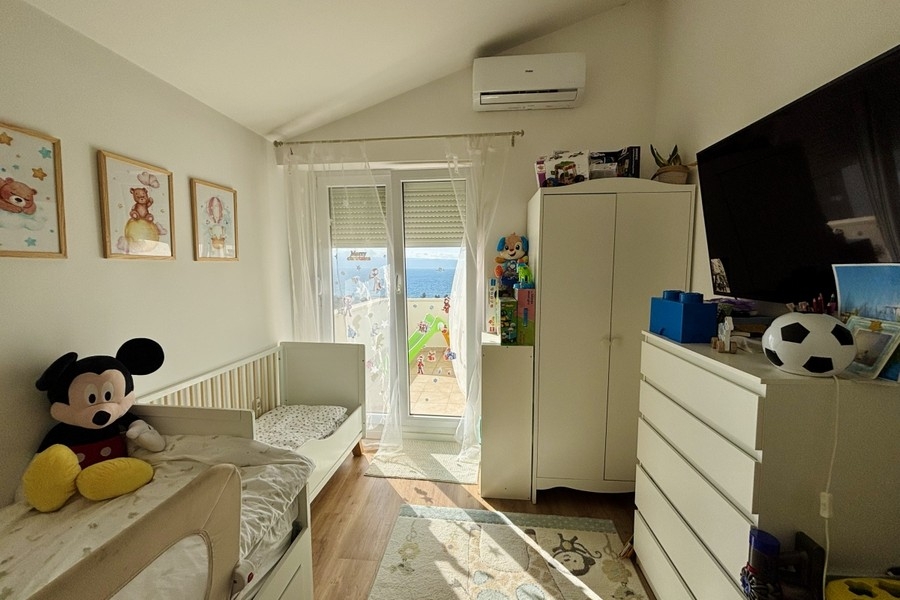 Kinderzimmer mit Balkonzugang und Blick auf das Meer
