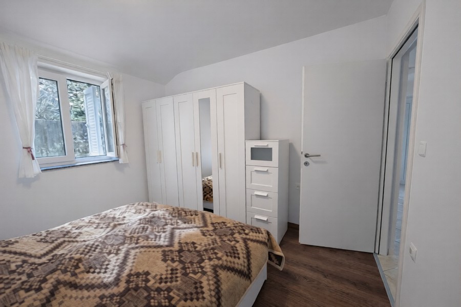 Schlafzimmer mit Doppelbett und Kleiderschrank