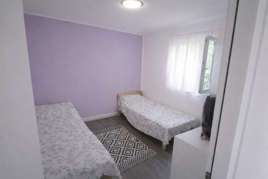 Schlafzimmer mit zwei Einzelbetten