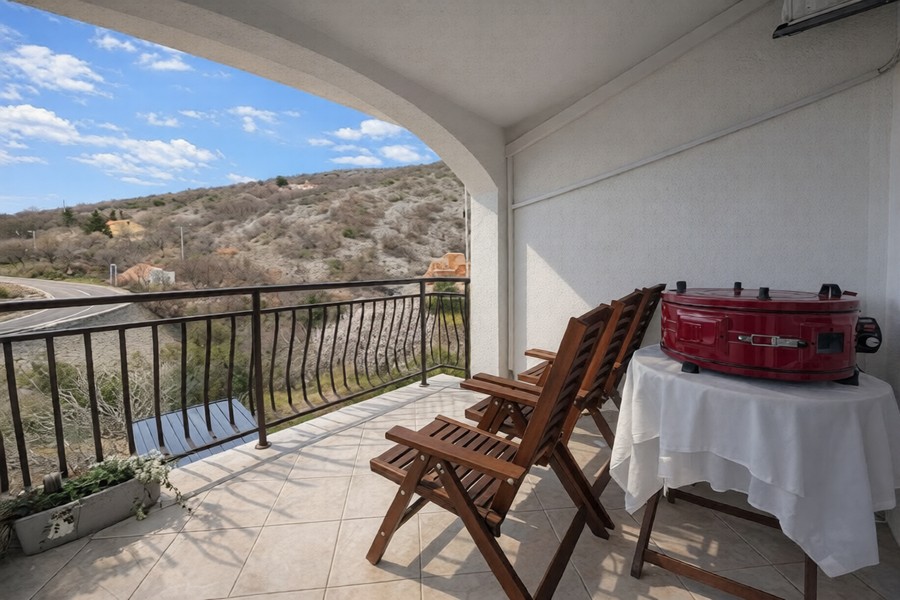 Die überdachte Terrasse des Apartments A3906 in Senj, Kvarner Bucht.