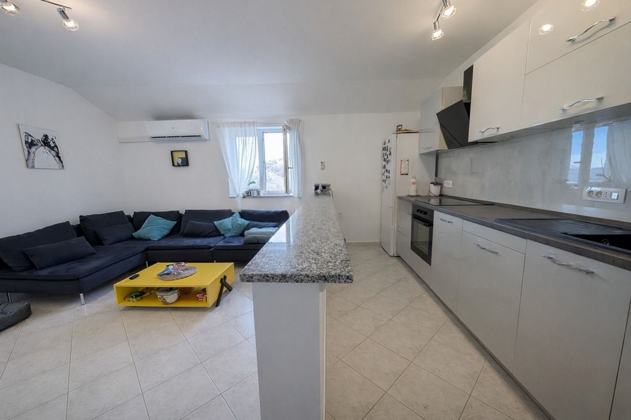 Moderner Wohnbereich mit offener Küche und Sofa