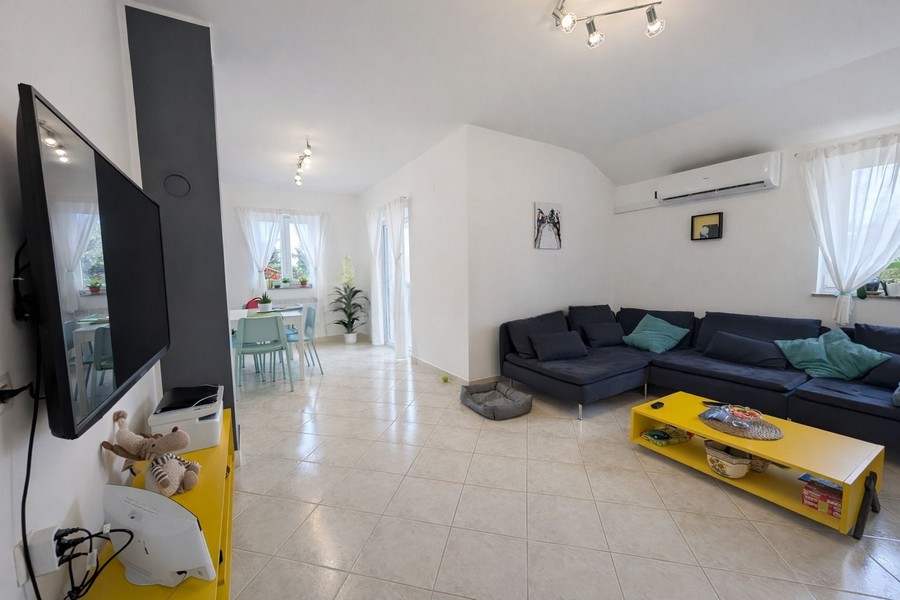 Heller Wohnraum mit Zugang zum Essbereich