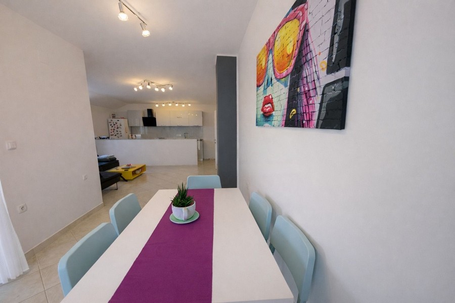 Essbereich mit Tisch und Zugang zur Terrasse