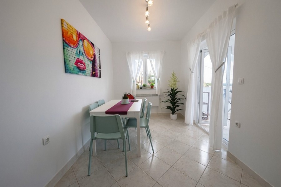 Esszimmer mit Balkonzugang und viel Tageslicht