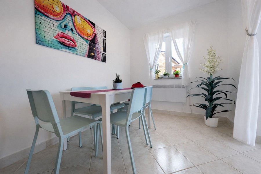 Essbereich mit Fenster und moderner Einrichtung