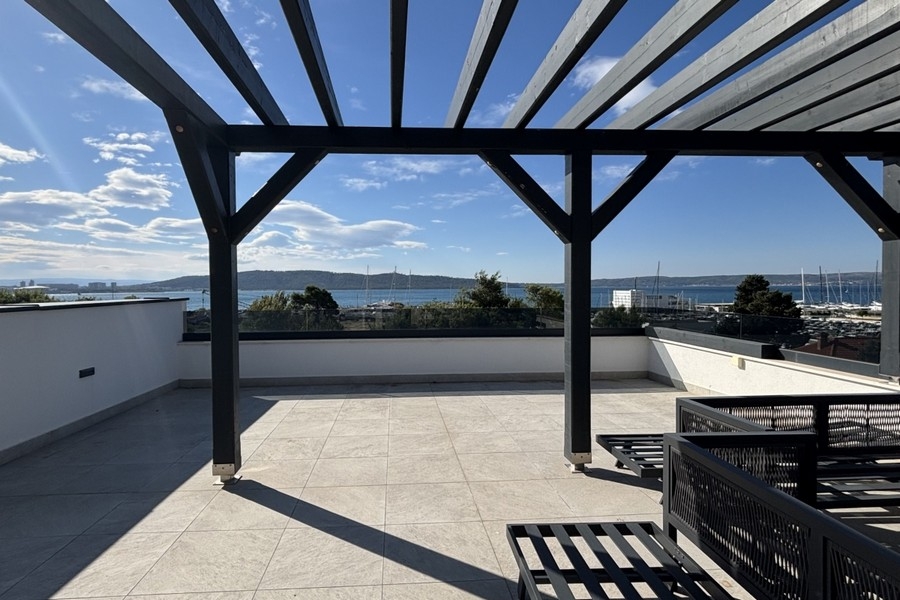 Große Dachterrasse mit Pergola und Meerblick
