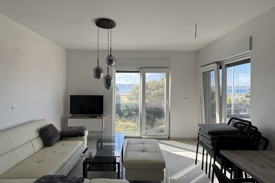 Wohnraum mit Balkonzugang und Meerblick