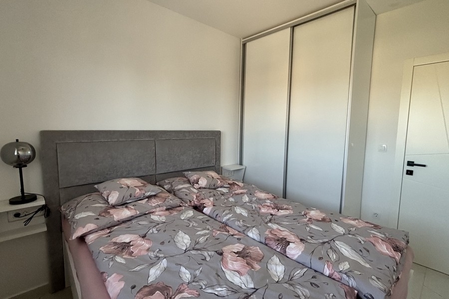 Schlafzimmer mit Doppelbett und Einbauschrank