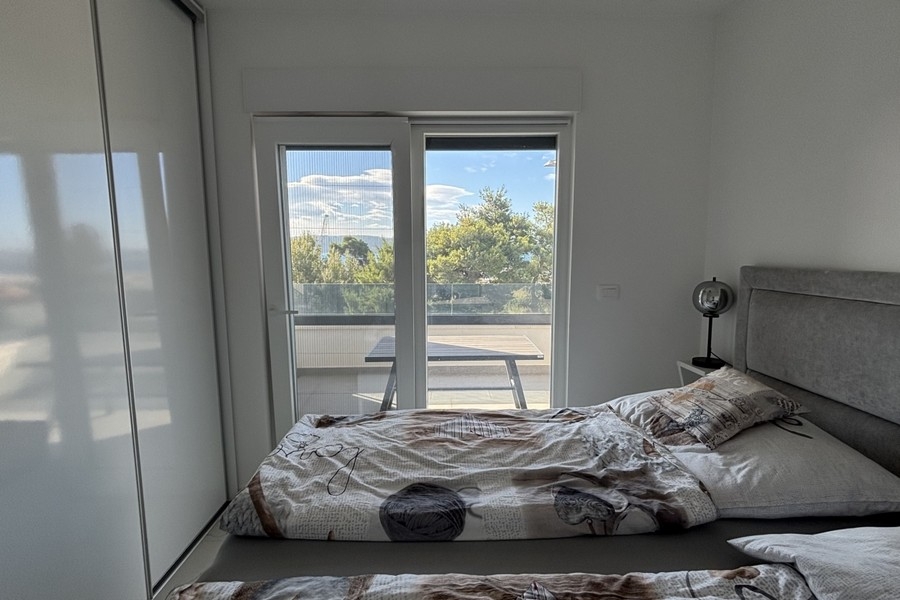 Schlafzimmer mit Zugang zum Balkon und Meerblick