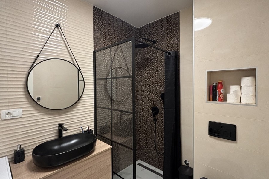 Modernes Badezimmer mit Dusche und Waschbecken