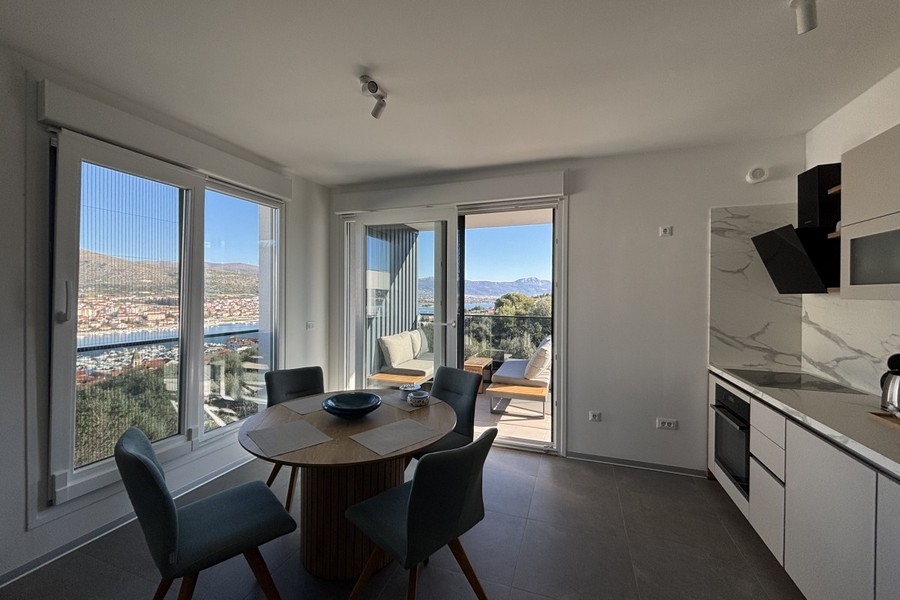 Wohnbereich mit Blick auf die Stadt und das Meer - Objekt A3909.