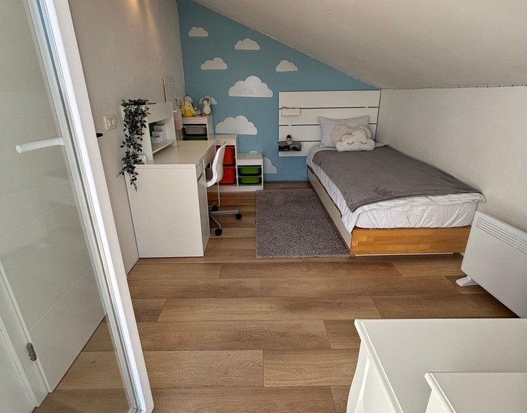 Zimmer mit Zugang zur Terrasse und Blick ins Freie