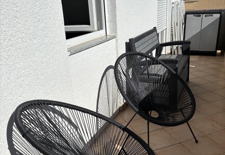 Balkon mit Sitzgelegenheiten und Ausblick auf die Umgebung