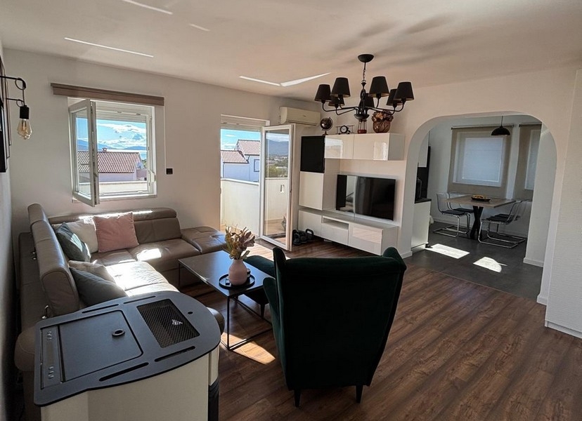 Helles Wohnzimmer mit moderner Einrichtung und großen Fenstern