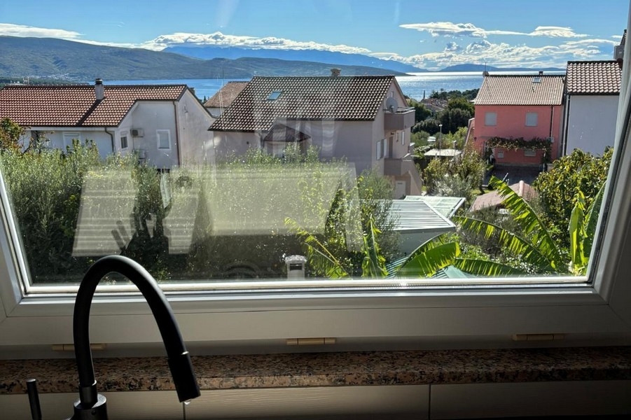 Schlafzimmer mit Doppelbett und Zugang zum Balkon