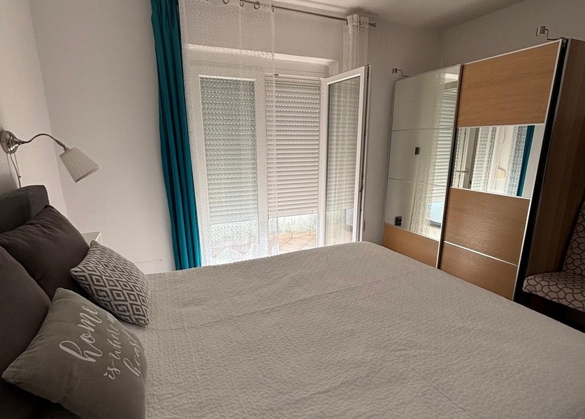 Begehbarer Kleiderschrank mit Regalen und Stauraum
