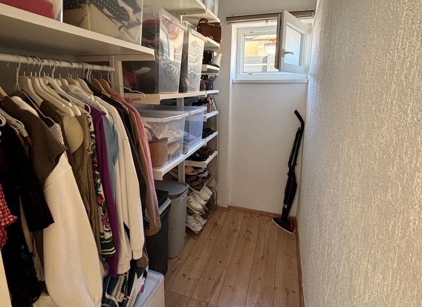 Innenliegende Treppe mit Holzstufen zur oberen Etage