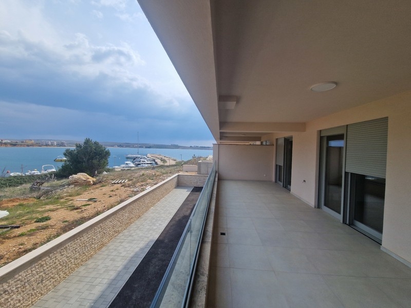 Balkon mit Meerblick und großzügiger Terrasse