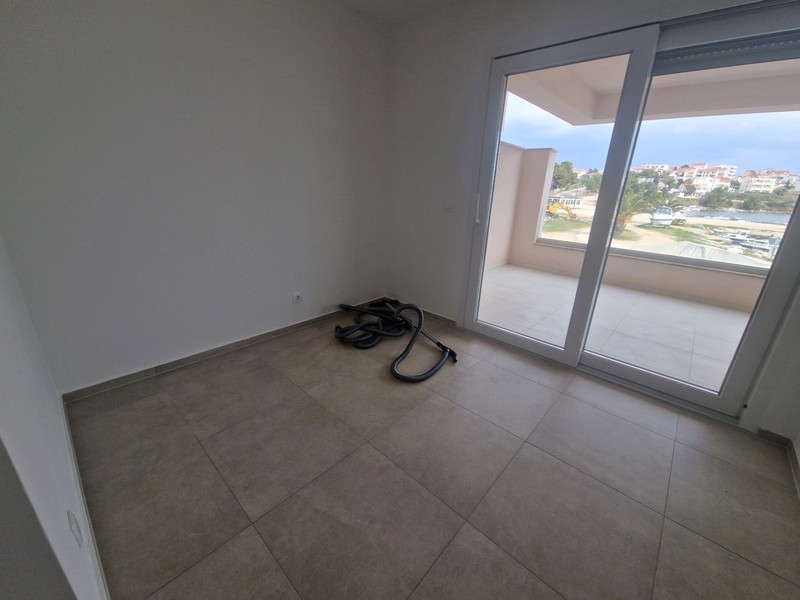 Schlafzimmer mit Zugang zum Balkon und Meerblick