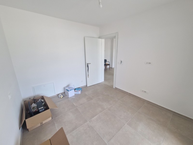 Zimmer mit Fliesenboden und neutraler Ausstattung