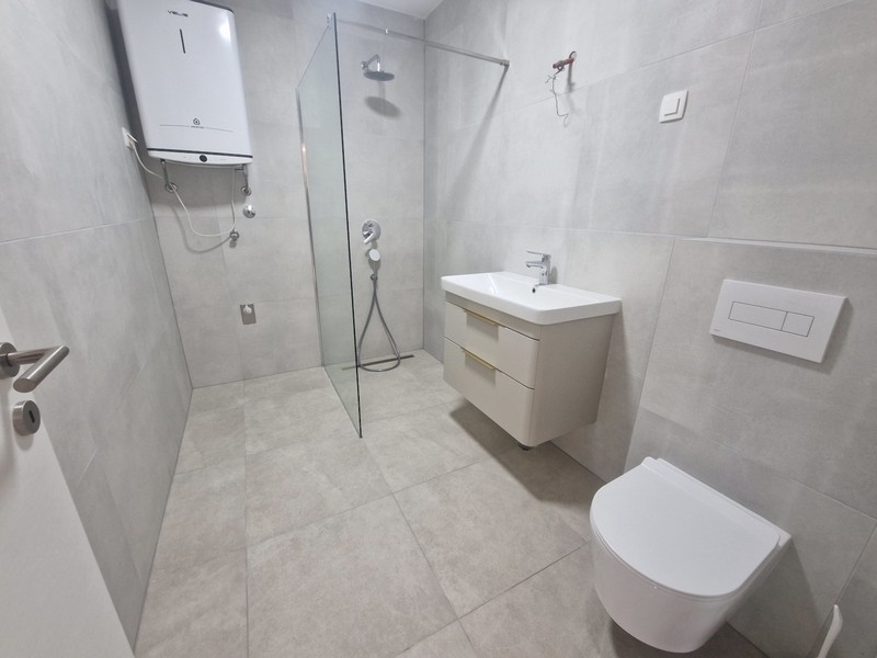 Modernes Badezimmer mit Dusche und Waschbecken