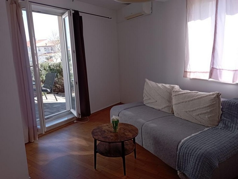 Wohnbereich mit Sofa und Zugang zur Terrasse