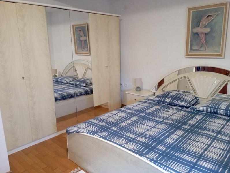 Schlafzimmer mit Doppelbett und Kleiderschrank