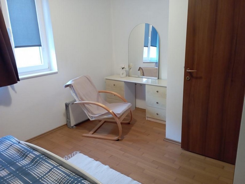 Schlafzimmer mit Sitzbereich und Schminktisch