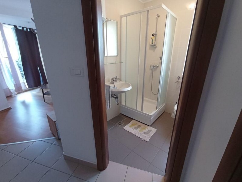 Badezimmer mit Dusche und Waschbecken