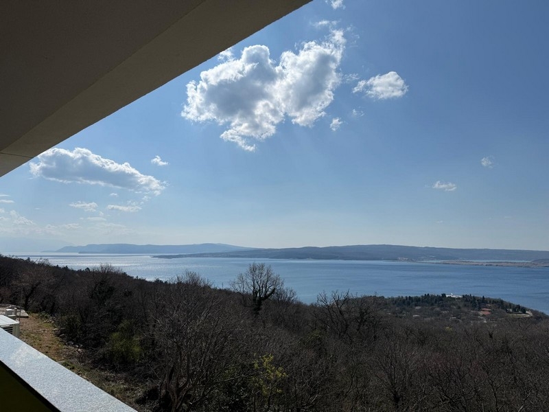 Balkon mit freiem Meerblick und Panorama auf die Küstenlandschaft