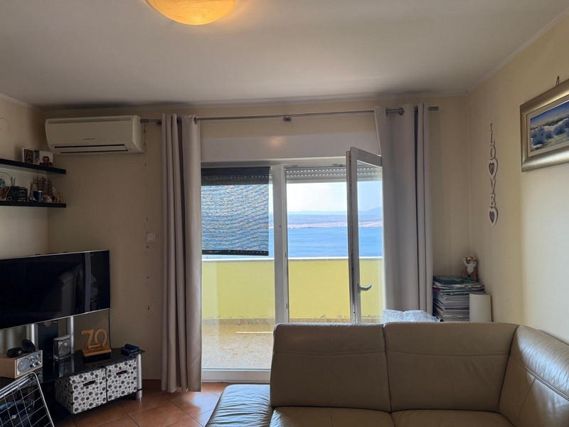 Wohnzimmer mit Zugang zum Balkon und Meerblick