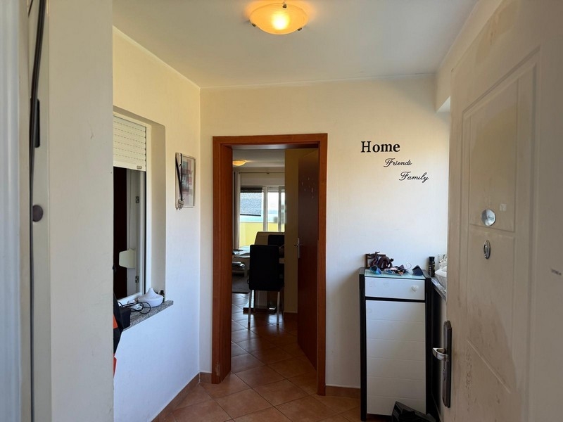 Eingangsbereich der Wohnung mit Blick in den Wohnraum