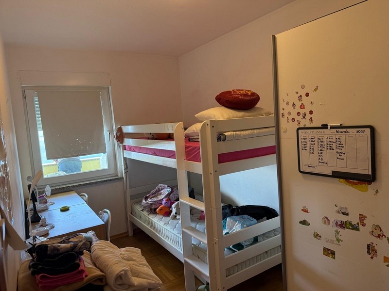 Kinderzimmer mit Etagenbett und Fenster