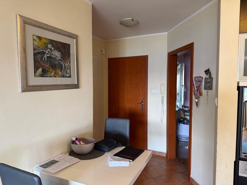 Essbereich im Wohnraum mit Zugang zu weiteren Zimmern