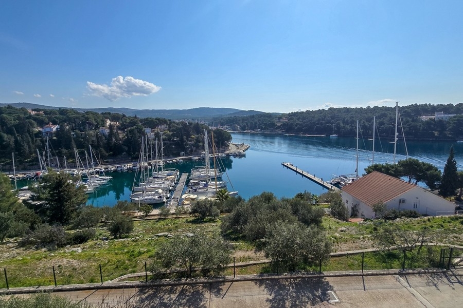 Blick auf Bucht und Yachthafen in Milna mit klarem Wasser und Bootsanleger