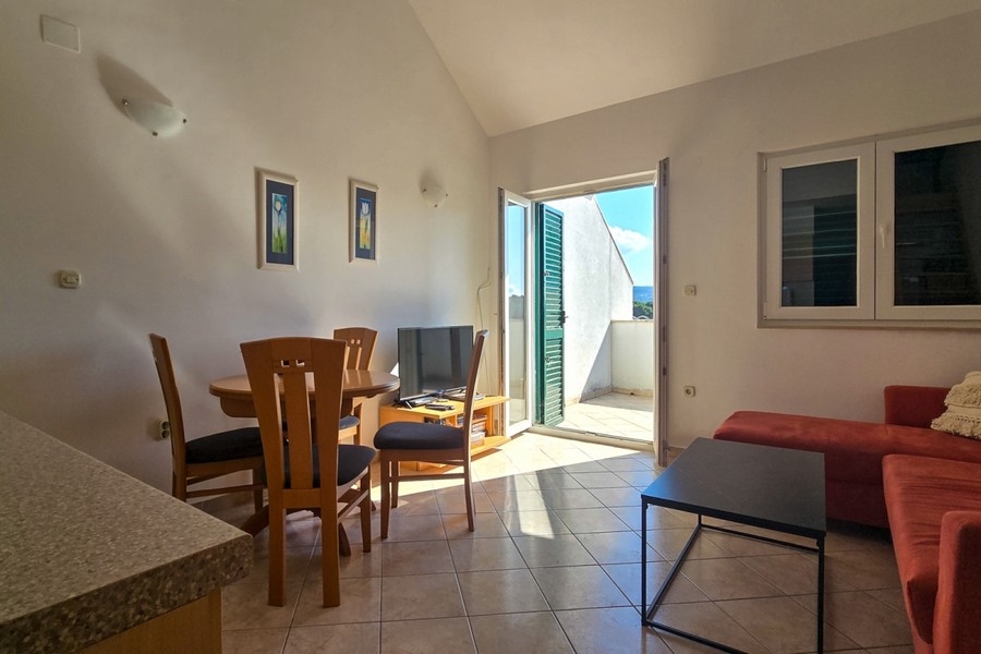 Wohnzimmer mit Balkonzugang und viel Tageslicht