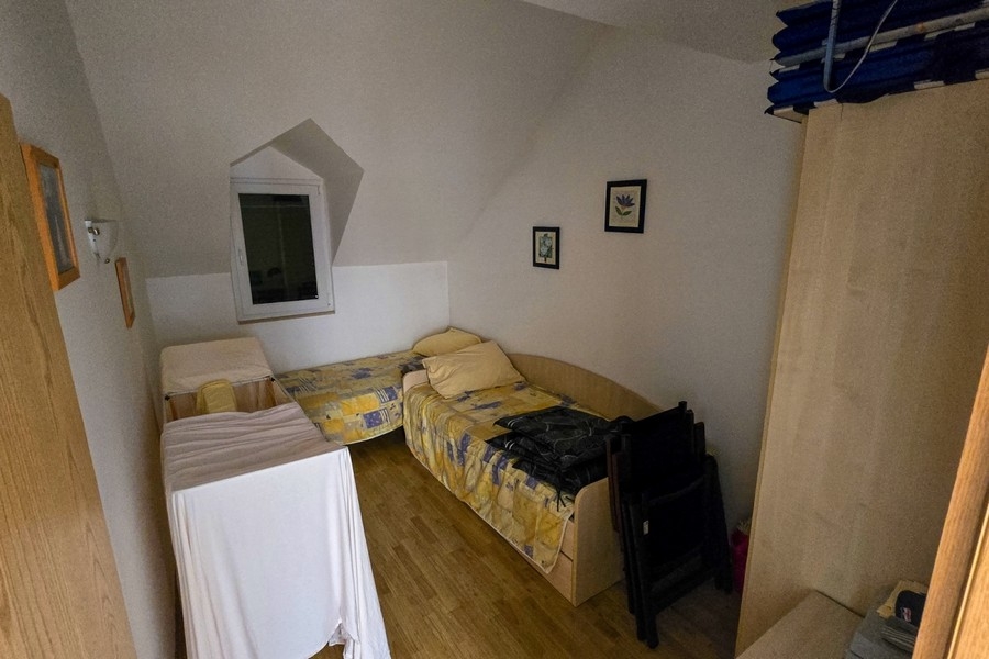 Zweiter Schlafbereich mit Einzelbetten unter Dachschrägen