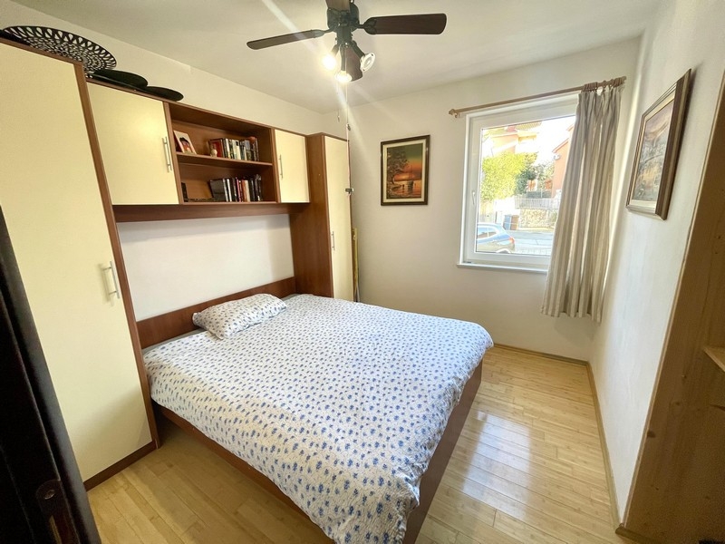 Schlafzimmer mit Doppelbett und Einbauschrank