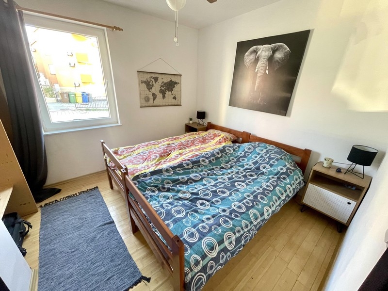 Zweites Schlafzimmer mit Doppelbett und Fenster