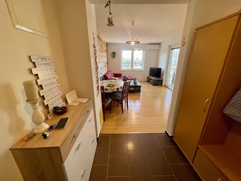 Eingangsbereich mit Flur und Blick in den Wohnbereich