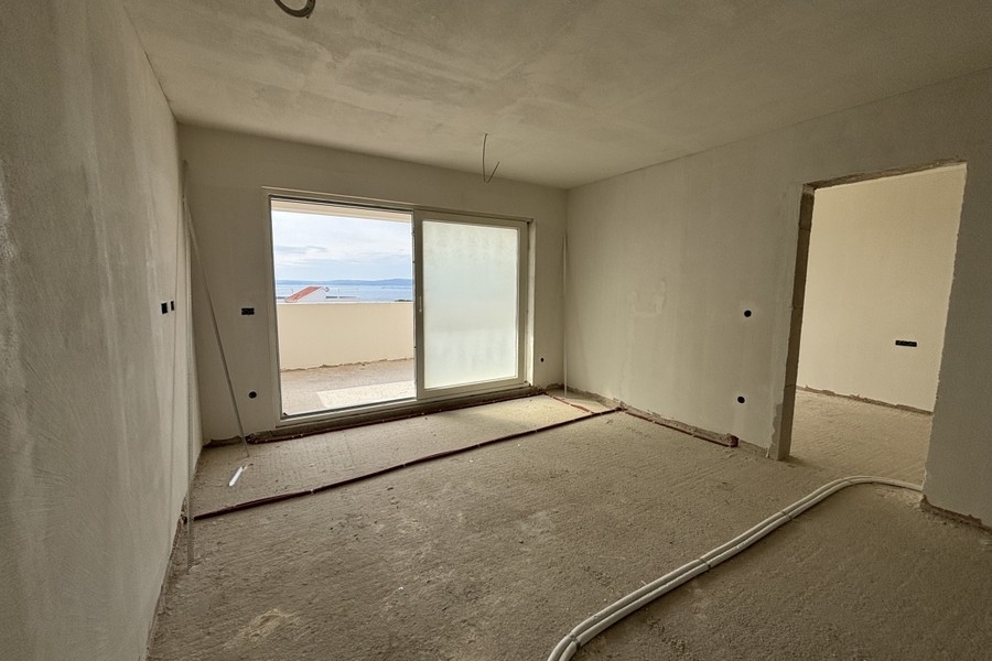 Wohnbereich mit vorbereiteter Installation und Terrassenzugang