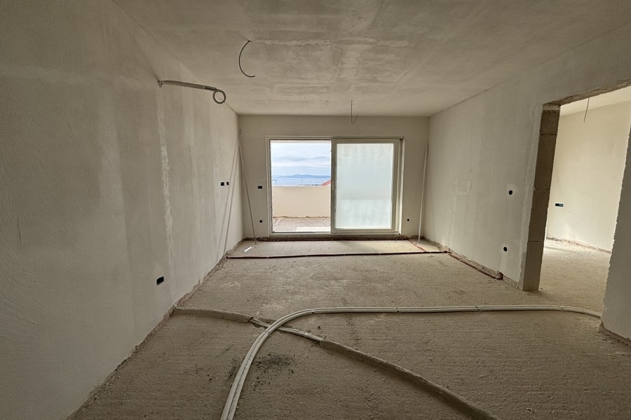 Innenansicht offener Wohnbereich mit Blick zur Küche und Flur