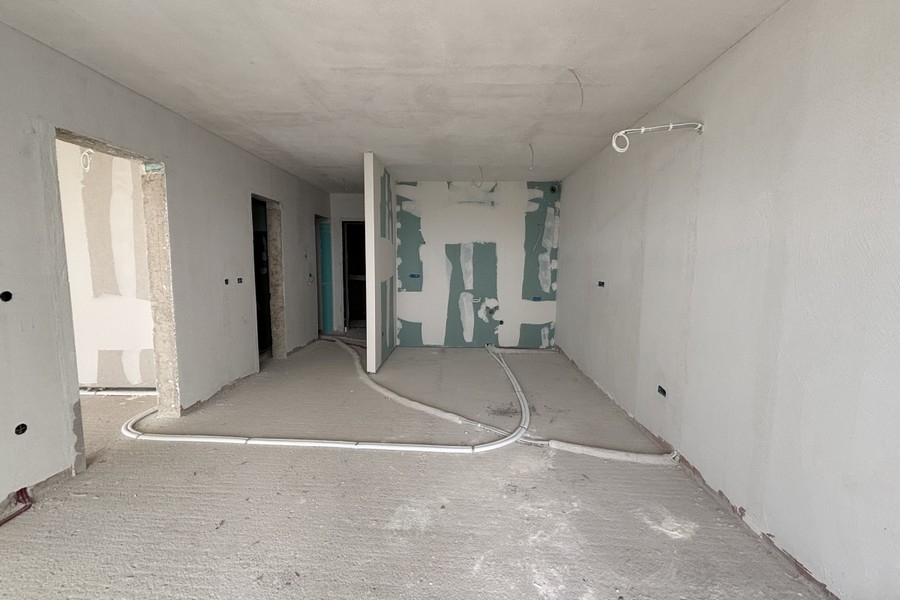 Raum mit Zugang zur Terrasse und seitlichem Meerblick