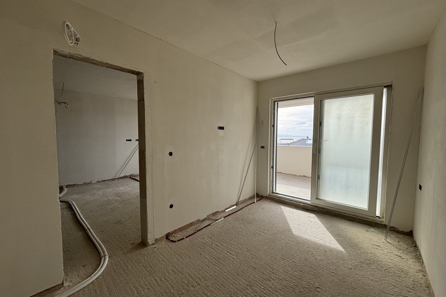 Schlafzimmer im Rohbauzustand mit Fensteröffnung