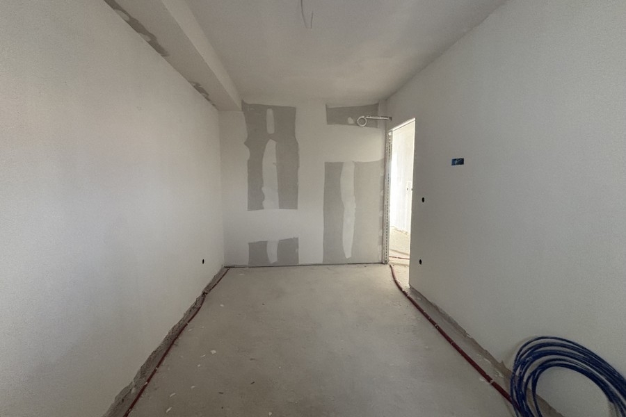 Unfertiger Innenraum mit Installationen für Küche oder Bad